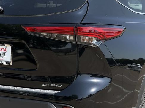 Used 2023 Toyota Highlander LE AWD/4WD image 7