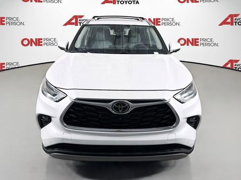 Used 2023 Toyota Highlander Platinum FWD image 2