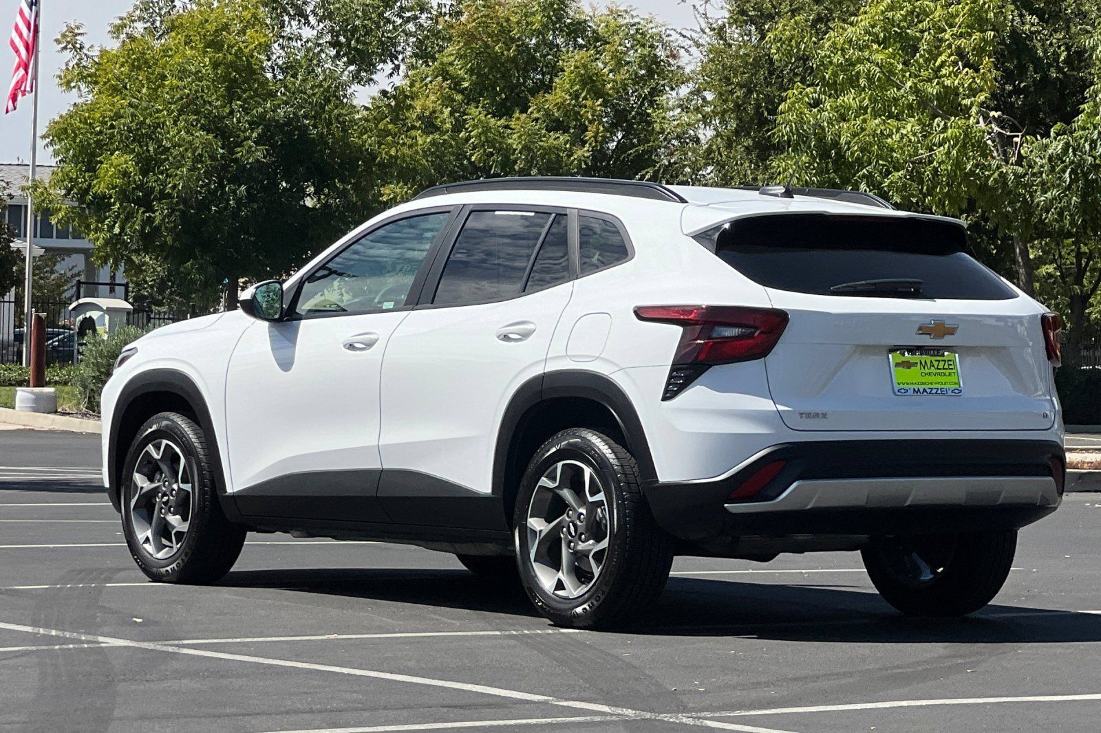 Used 2025 Chevrolet Trax LT FWD image 3