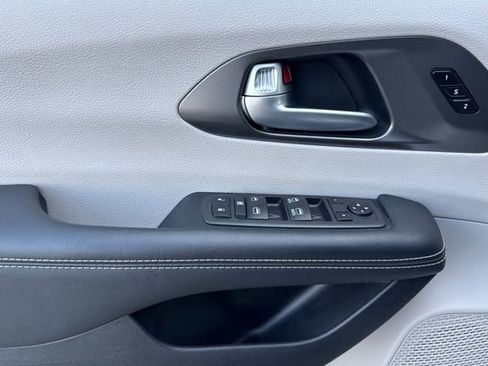 Used 2024 Chrysler Pacifica Touring-L image 11
