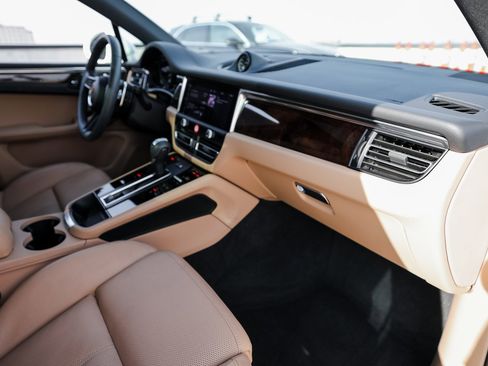 Used 2025 Porsche Macan image 28