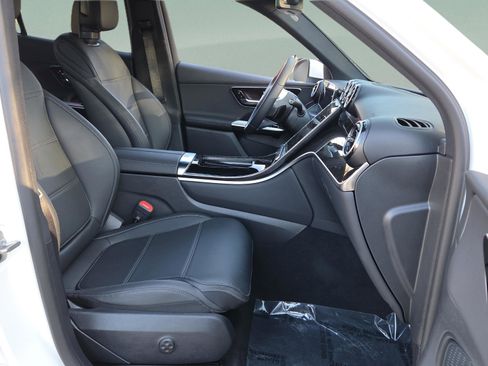 Used 2025 Mercedes-Benz GLC 300 image 24