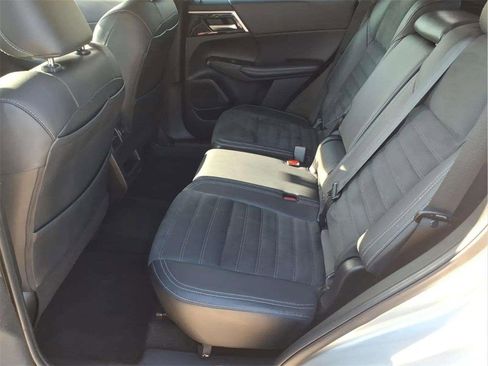 Used 2023 Mitsubishi Outlander SE image 14