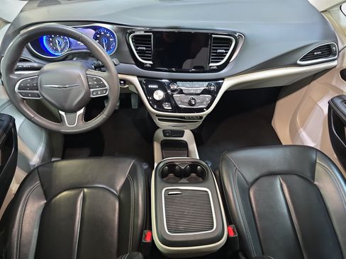 Used 2023 Chrysler Pacifica Touring-L FWD image 10