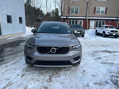 Used 2022 Volvo XC40 T5 Momentum image 8