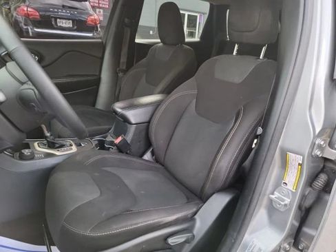 Used 2016 Jeep Cherokee Latitude w/ Cold Weather Group AWD/4WD image 9