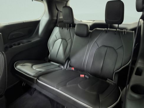 Used 2025 Chrysler Pacifica Limited image 13