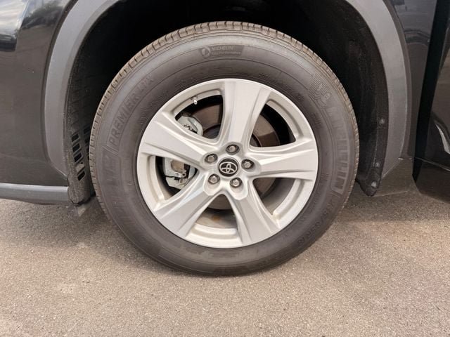 Used 2025 Toyota Highlander LE FWD image 24
