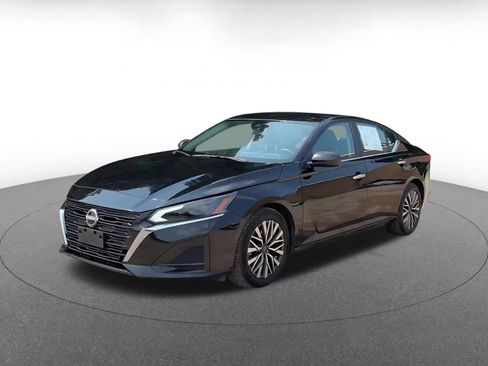 Used 2025 Nissan Altima 2.5 SV FWD image 7