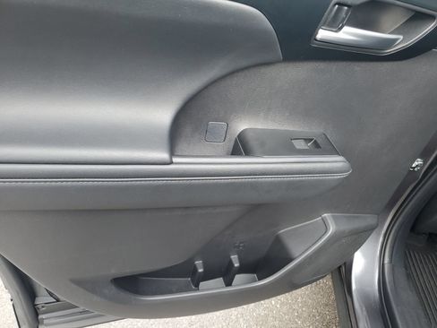 Used 2025 Toyota Highlander XLE AWD/4WD image 15