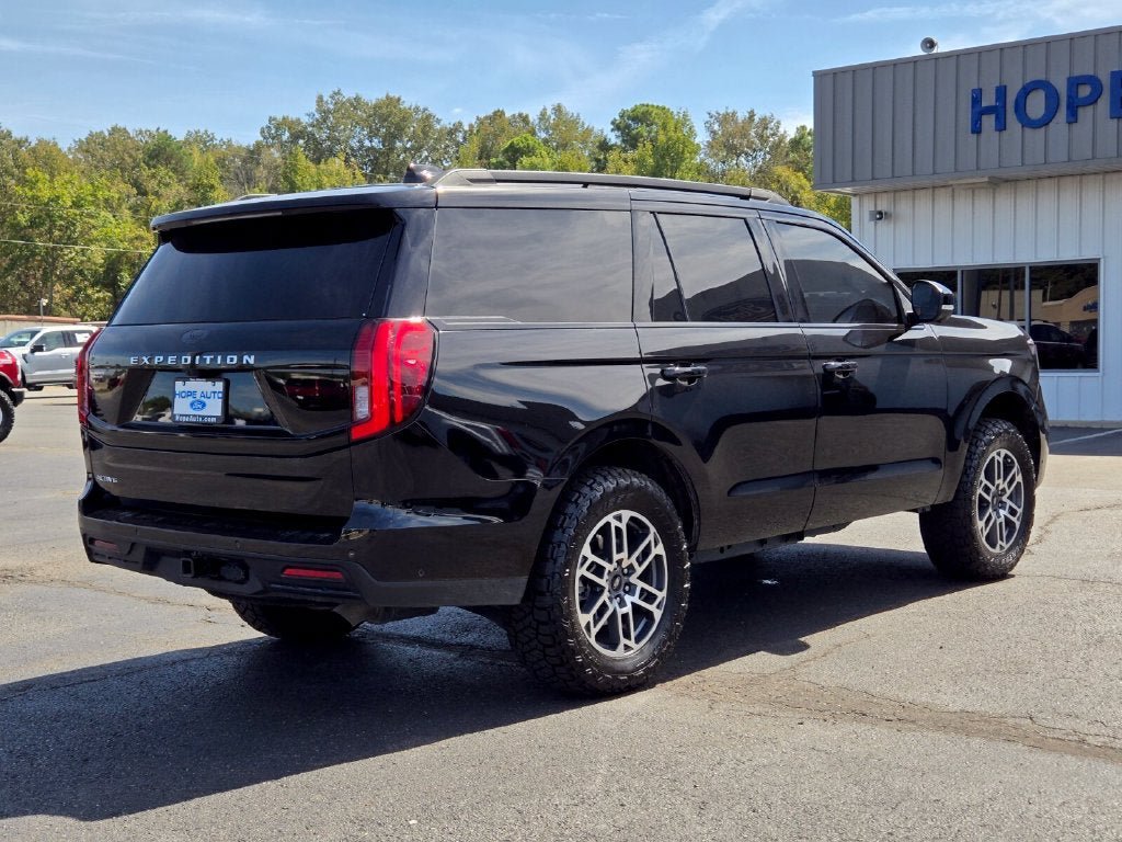 Used 2025 Ford Expedition Active AWD/4WD image 5