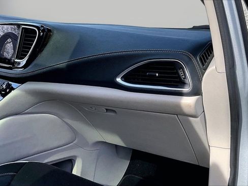 Certified 2022 Chrysler Pacifica Limited image 21