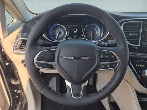 Used 2023 Chrysler Pacifica Limited FWD image 19