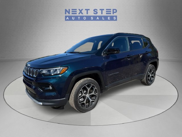 Used 2024 Jeep Compass Limited AWD/4WD image 3