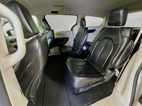 Used 2023 Chrysler Pacifica Touring-L FWD image 31