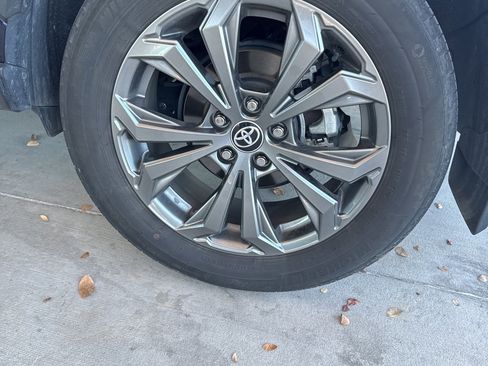 Used 2022 Toyota RAV4 XLE Premium image 5