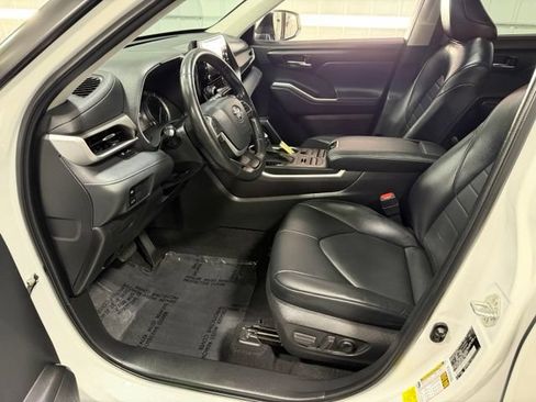 Used 2022 Toyota Highlander XLE AWD/4WD image 13
