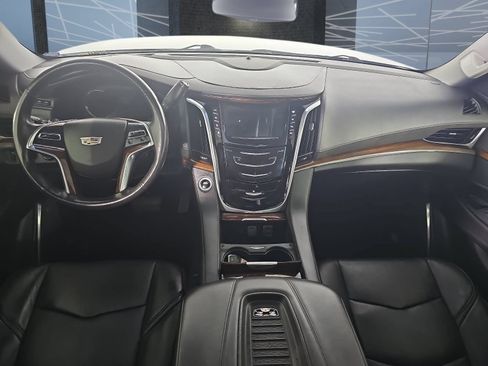 Used 2019 Cadillac Escalade Luxury AWD/4WD image 16