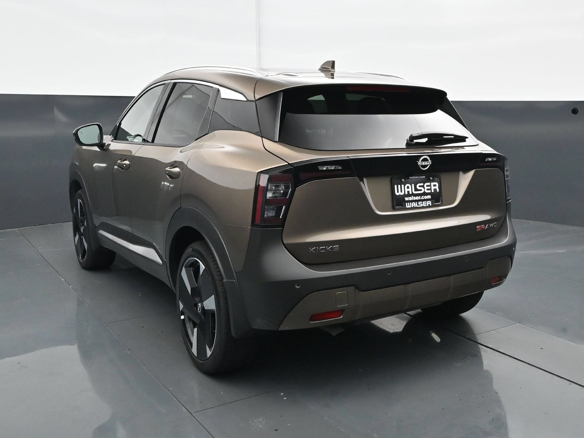 Used 2025 Nissan Kicks SR w/ SR Premium Package AWD/4WD image 5