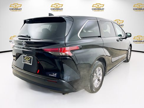 Used 2021 Toyota Sienna LE image 7