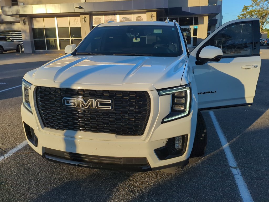 Used 2021 GMC Yukon Denali w/ Denali Premium Package AWD/4WD image 1