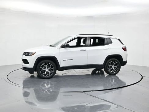 Used 2024 Jeep Compass Latitude image 6
