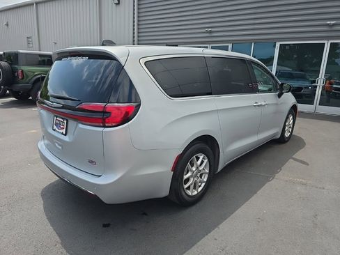 Used 2024 Chrysler Pacifica Touring-L FWD image 6