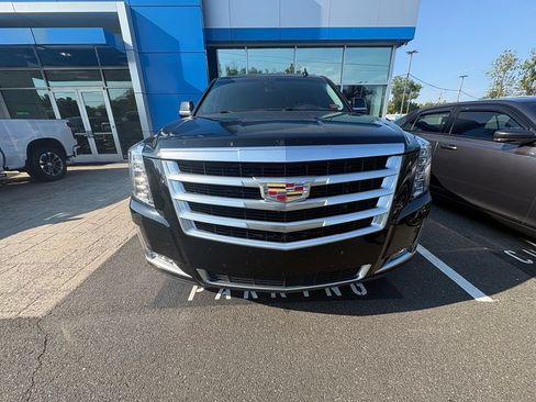Used 2019 Cadillac Escalade Luxury AWD/4WD image 5