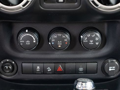 Used 2016 Jeep Wrangler Unlimited Rubicon w/ Connectivity Group AWD/4WD image 13