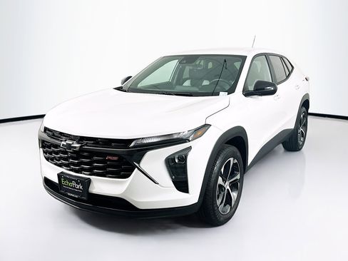 Used 2024 Chevrolet Trax RS image 3