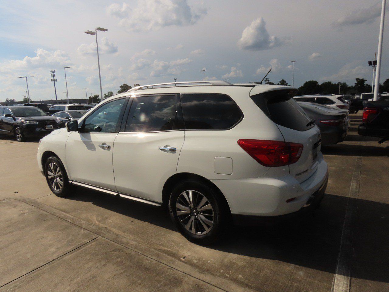 Used 2017 Nissan Pathfinder SL AWD/4WD image 17