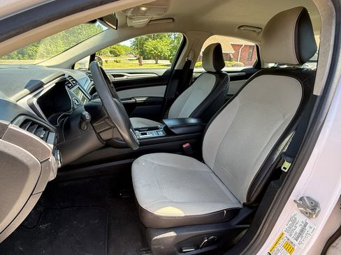 Used 2020 Ford Fusion SE w/ Equipment Group 151A FWD image 2