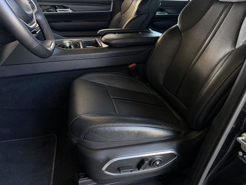Used 2024 Jeep Wagoneer Series II w/ Flexible Seating Group RWD image 10