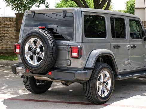 Used 2022 Jeep Wrangler Unlimited Sahara AWD/4WD image 17