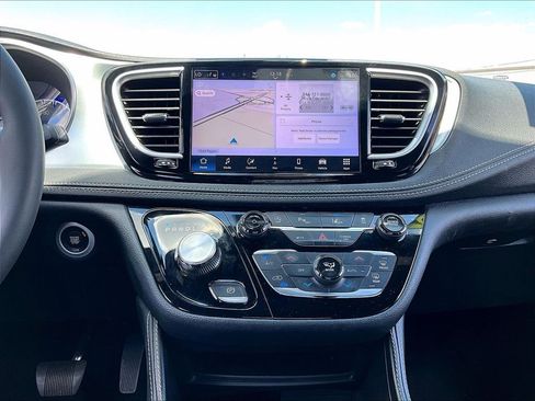 Used 2025 Chrysler Pacifica Limited FWD image 19