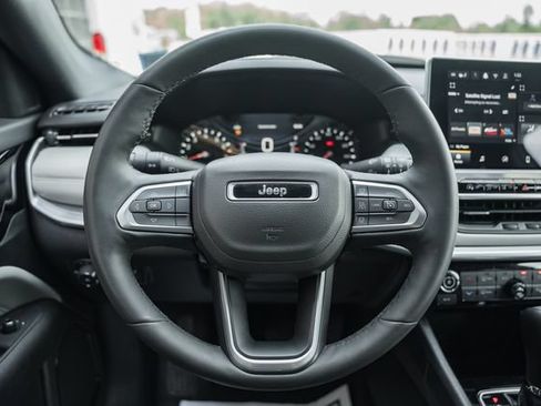 Used 2025 Jeep Compass Limited AWD/4WD image 34