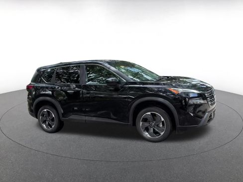 Used 2025 Nissan Rogue SV FWD image 2