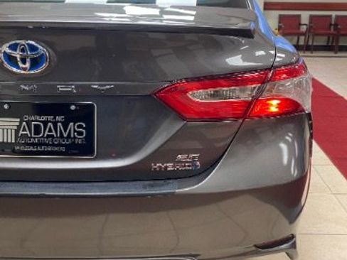 Used 2020 Toyota Camry SE w/ Sunroof Package image 12