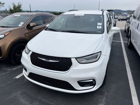 Used 2021 Chrysler Pacifica Touring-L FWD image 1
