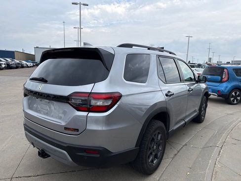 Used 2025 Honda Pilot TrailSport image 12