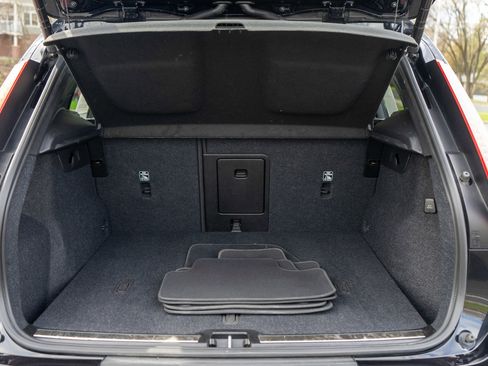 Used 2025 Volvo XC40 B5 Plus image 9