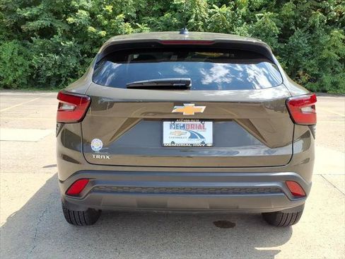 Used 2024 Chevrolet Trax LS w/ LS Convenience Package FWD image 6