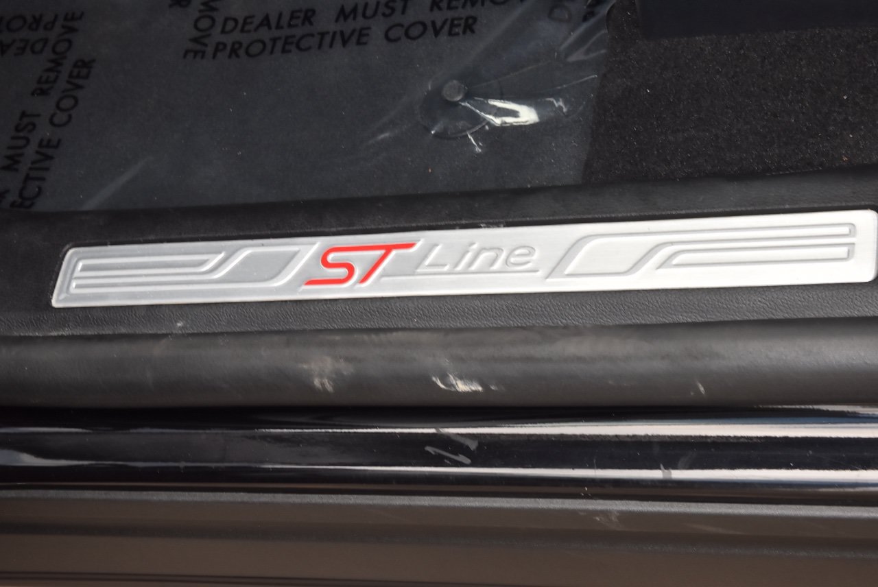 Used 2025 Ford Explorer ST-Line w/ ST-Line Street Pack AWD/4WD image 35