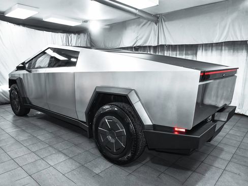 Used 2025 Tesla Cybertruck AWD Crew Cab image 4
