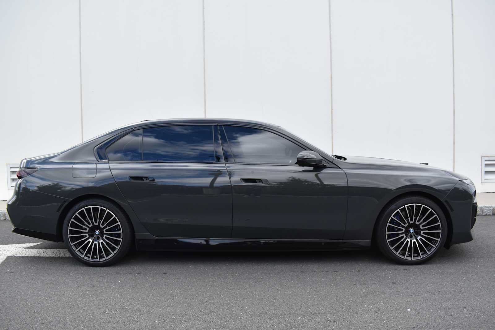 Used 2024 BMW i7 xDrive60 w/ Executive Package AWD/4WD image 4