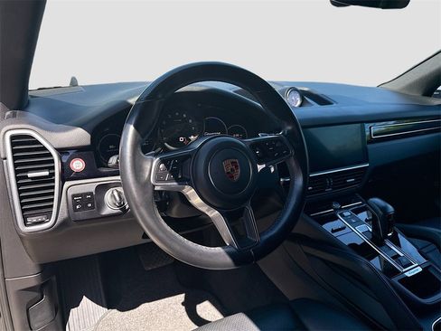Used 2019 Porsche Cayenne w/ Premium Package image 10