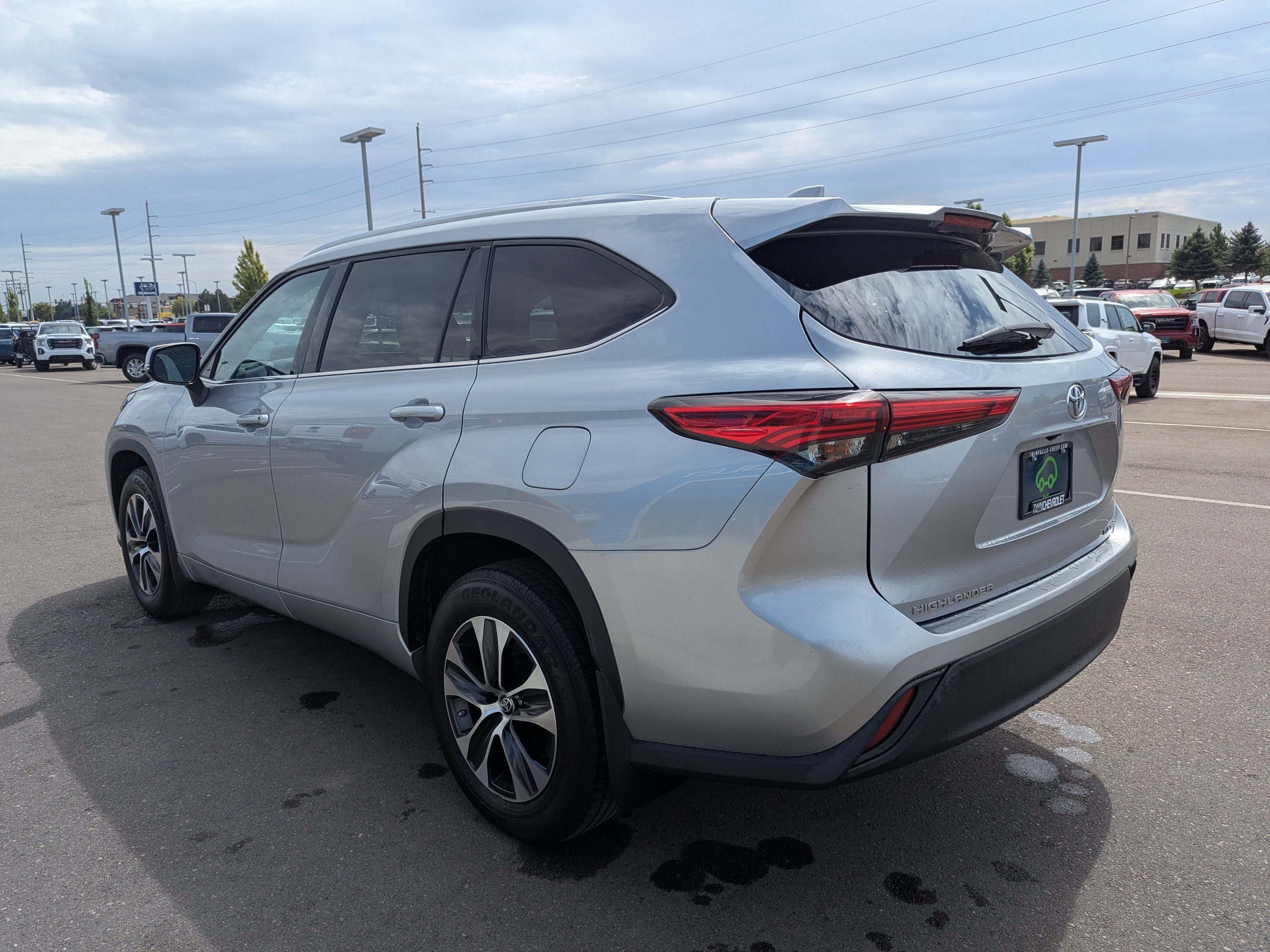 Used 2021 Toyota Highlander XLE AWD/4WD image 32