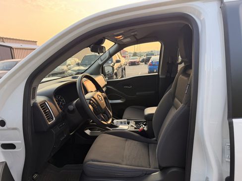 Used 2023 Nissan Frontier SV w/ Tow Package AWD/4WD image 6
