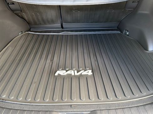 Used 2022 Toyota RAV4 XLE FWD image 19