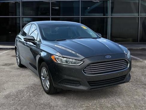 Used 2016 Ford Fusion SE FWD image 2